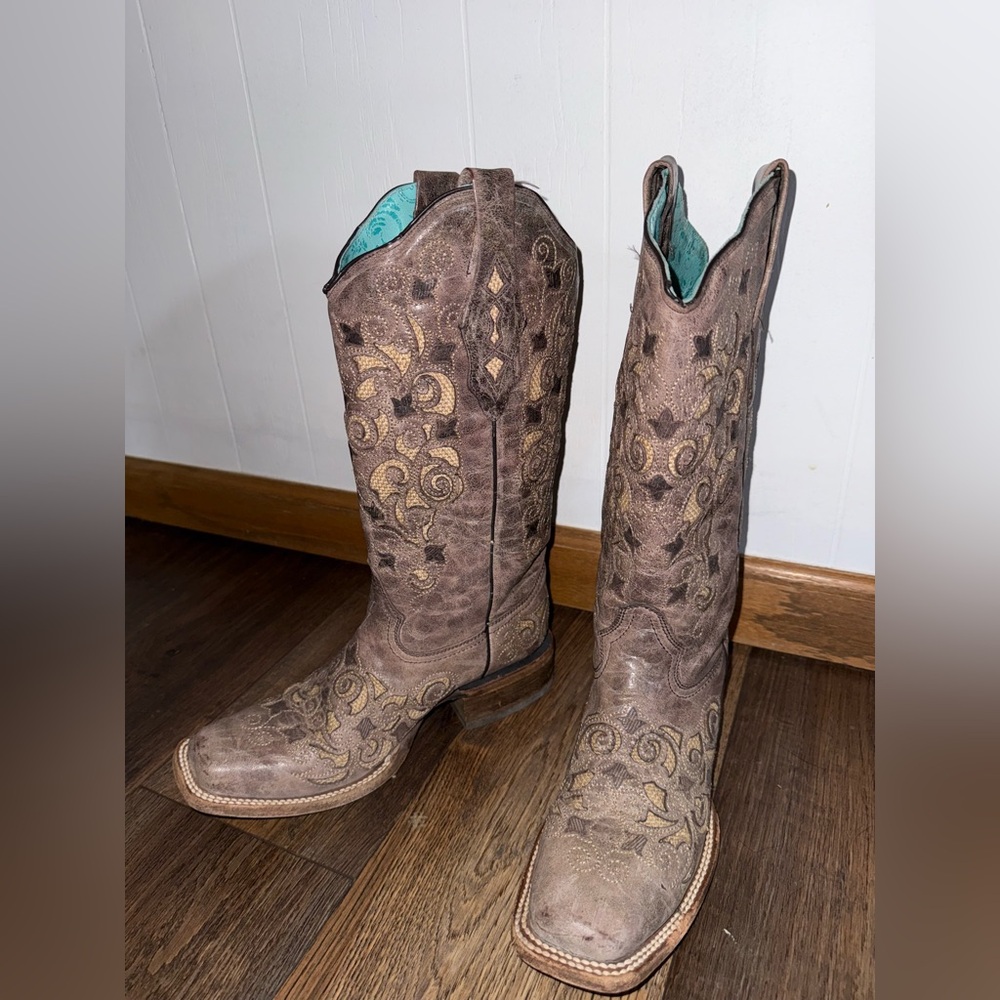 Corral Boots- Tan Embroidered Heeled cowboys boots